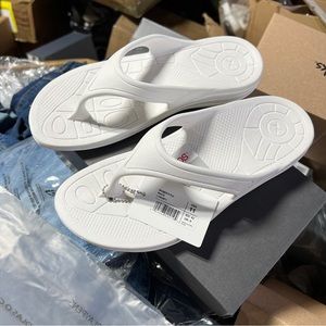 Used twice .  Aetrex Sandals Womens 11 White Flip Flops Beach Thong .